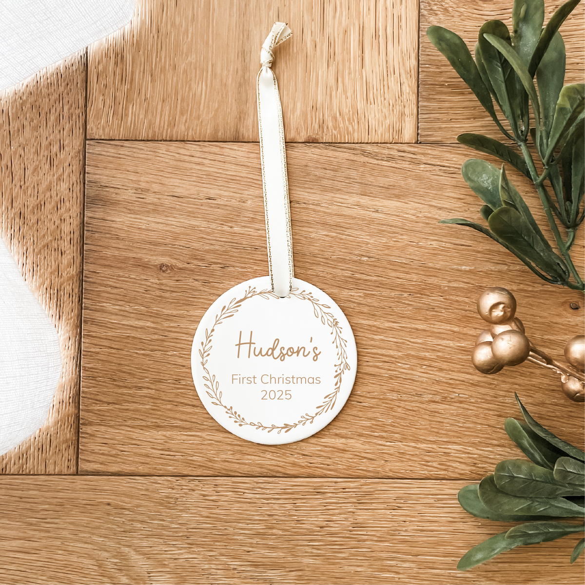 Classic Christmas Ceramic Decoration - Circle - Wreath Gold